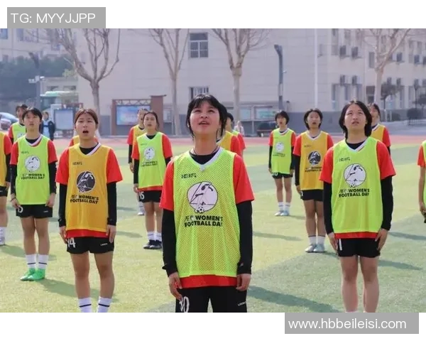 与足球明星同框的女孩们展现青春风采与梦想追逐的精彩瞬间