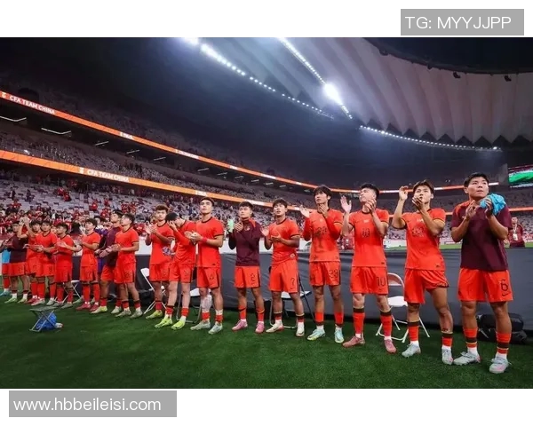 中国国足在武汉迎战强敌全力争胜展现团队精神与拼搏精神